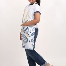Arrabi White & Blue Floral Printed Apron With 2 Patch Pockets image 2