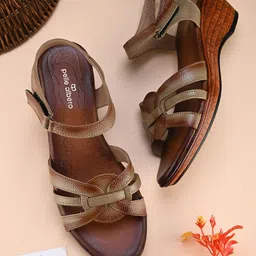 pelle albero Textured Leather Wedge Sandals with Buckles-4