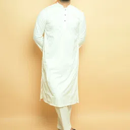 Baraqah Men Regular Kurta with Trousers image 4