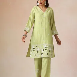 trueBrowns Embroidered V-Neck Straight Kurta With Trousers Co-Ords-picture-2