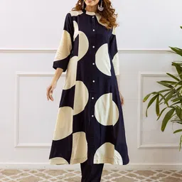 Ishin Women Printed Regular Kurta with Trousers-49