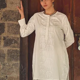 Chidiyaa Safed Oatmilk Floral Block Printed Round Neck Pure Cotton Kurti-picture-35