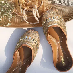 Kurrbat Suneheri Women Embellished Ethnic Mojaris Flats-picture-15