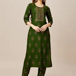 ARADHNA Ethnic Motifs Printed Three-Quarter Sleeve Gotta Patti Regular Kurta With Trouser-picture-2