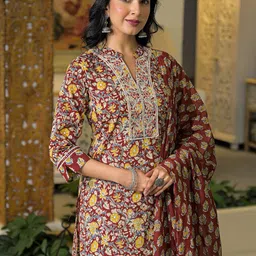 SKYLEE Floral Printed Mandarin Collar Thread Work Straight Kurta & Trousers With Dupatta-picture-31