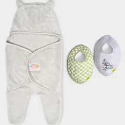 MiArcus Baby New Born Essentials Gift Set Hamper Including Hooded Blanket & 2 Bibs-17