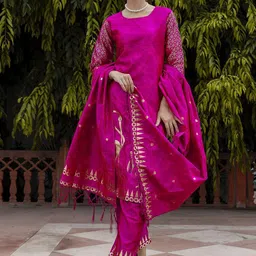 VredeVogel Women Floral Regular Kurta with Trousers & With Dupatta-12