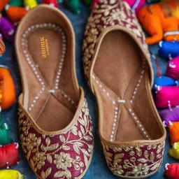 Anouk Women Ethnic Mojaris with Embroidered Flats-picture-44