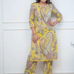 GoSriKi Women Paisley Printed Regular Kurta with Trousers-45