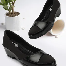 H.M. LADIES FOOTWEAR Wedge Sandals-48