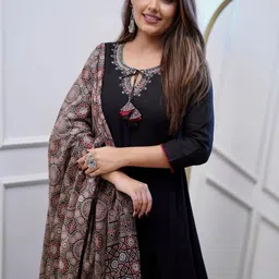 DIVASTRI Floral Yoke Design Sequinned Tie-Up Neck Kurta with Trousers & With Dupatta-image-16