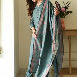 AMRUTVARSHA CREATION Women Floral Printed Regular Gotta Patti Kurta with Trousers & With Dupatta image 3
