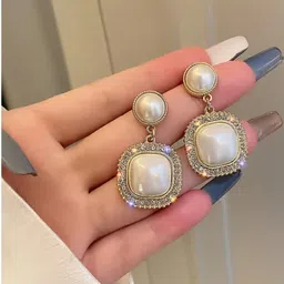 ONUYX Square Studs Earrings image 3