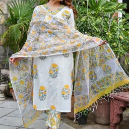 DIVASTRI Floral Printed V-Neck Straight Kurta With Trousers & Dupatta-16