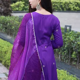DIVASTRI Floral Embroidered Thread Work Anarkali Kurta With Trouser And Dupatta image 2