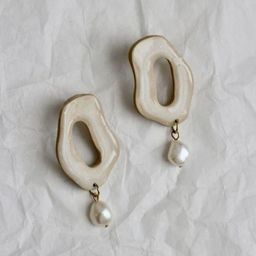 VMA PLAY FASHION Gold-Plated Artificial Beaded Contemporary Drop Earrings-image-3