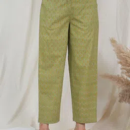 Aramya Floral Printed Straight-Fit Soft Cotton Mid-Rise Trousers-picture-10