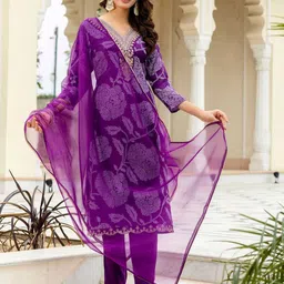 Navlik Women Floral Printed Kurta with Trousers & Dupatta-image-11