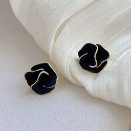 ISHKAARA Gold-Plated Floral Shaped Studs Earrings-23