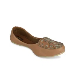 DESI COLOUR Women Embellished Ethnic Mojaris Flats-picture-49