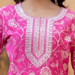 Varanga Floral Printed Regular Thread Work Kurta with Trouser & Dupatta image 2