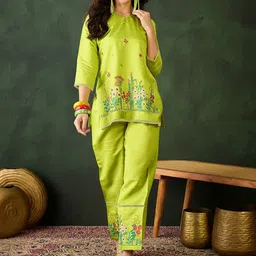 Sangria Green Floral Embroidered V-Neck Kurta With Trousers-picture-47