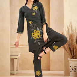 Kaftanize Embroidered Tunic With Trousers Co-Ords-picture-33