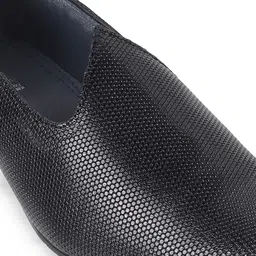 Mochi Men Pointed Toe Textured Leather Mojaris image 5