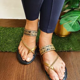THE MADRAS TRUNK Textured One Toe Flats-image-33