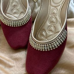 DESI COLOUR Women Embellished Ethnic Mojaris Flats-image-77
