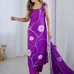 Growdamy Women Floral Printed Regular Kurta with Trousers & Dupatta image 4