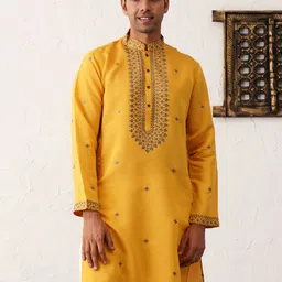 Jompers Men Floral Embroidered Sequinned Floral Kurta-image-79