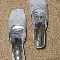 UMNOVE Textured Party Kitten Sandals-18