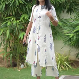 GoSriKi Floral Printed Mandarin Collar Roll-Up Sleeves A-Line Kurta With Palazzos-picture-0