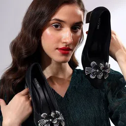 Justin Whyte Embellished Wedge Pumps with Bows image 4