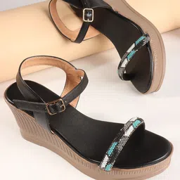 DressBerry Wedge Sandals with Buckles-7