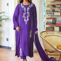 Aaghnya Floral Embroidered Notch Neck Panelled Thread Work Kurta With Trousers & Dupatta-14