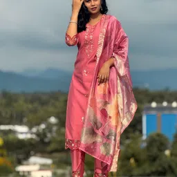 VredeVogel Women Floral Embroidered Regular Kurta with Trousers & With Dupatta-15