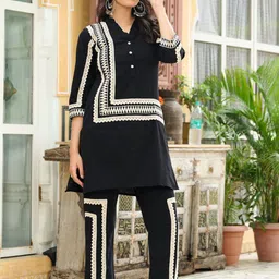 Kaftanize Embroidered Mandarin Collar Neck Tunic With Trousers Co-Ords-picture-25