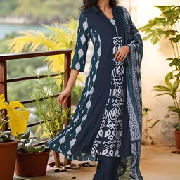 Aaghnya Ethnic Motifs Printed Square Neck A-Line Kurta with Trousers & Dupatta image 3