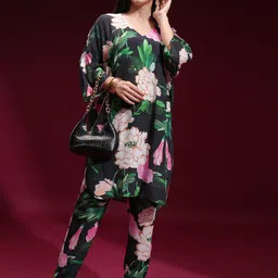 Vishudh Printed V Neck Tunic & Trousers Co-Ords-image-73