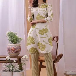 Fourleaf Printed V Neck Top With Trousers Co-Ords-image-40