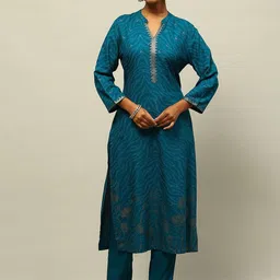 Rangriti Printed Mandarin Collar Sequinned Kurta With Trouser-picture-5