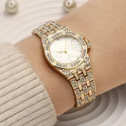 HAUTE SAUCE by Campus Sutra Women Embellished Dial & Stainless Steel Bracelet Style Straps Analogue Watch-32