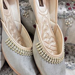 DESI COLOUR Women Synthetic Embellished Ethnic Mojaris Flats-image-76
