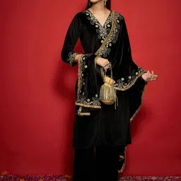 Shae by SASSAFRAS Embroidered Velvet Dupatta with Zari-picture-52