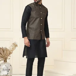 SOJANYA Men Regular Kurta with Churidar image 4