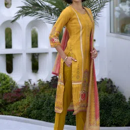 SHREE LAXMINARAYAN EXPORT Floral Printed Sequinned Straight Kurta With Trouser & Dupatta image 4