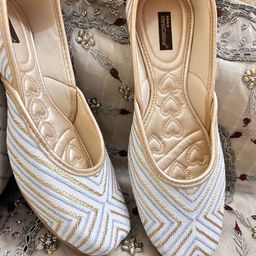 DESI COLOUR Women Woven Design Round Toe Ethnic Mojaris Flats-image-116