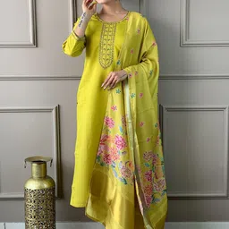 Growdamy Floral Embroidered Thread Work Chanderi Silk Straight Kurta & Trouser And Dupatta-picture-10
